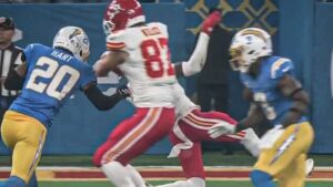 ¡Alarmas encendidas en los Chiefs! Xavier Worthy se lesiona tras fuerte choque con Travis Kelce