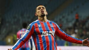 Daniel Muñoz se disfraza de ‘9’ y marca golazo con el Crystal Palace en la Conference