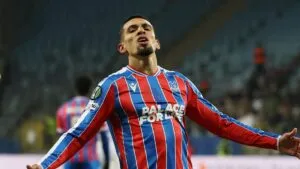 Daniel Muñoz se disfraza de ‘9’ y marca golazo con el Crystal Palace en la Conference