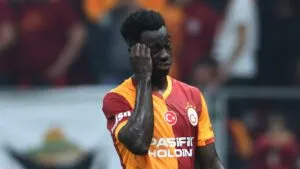 Dávinson Sánchez, expulsado con Galatasaray en el clásico ante el Besiktas