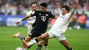 Luis Díaz, sin suerte y al borde de la lesión ante el Mönchengladbach