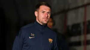 Aaron Ramsey reaparece en Pumas para continuar su rehabilitación