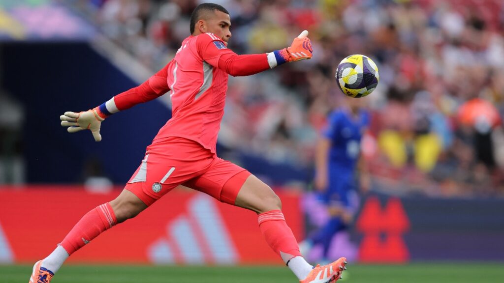 Jordan García, arquero colombiano, nuevo compañero de James Rodríguez / Foto por JAVIER TORRES / AFP