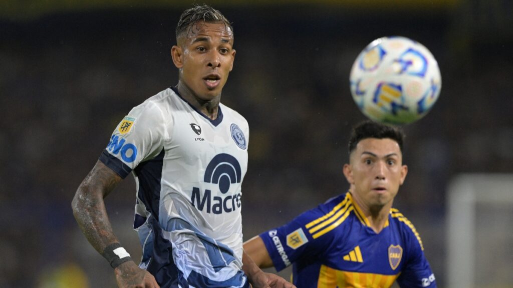 Sebastián Villa con Independiente Rivadavia / Foto por JUAN MABROMATA / AFP