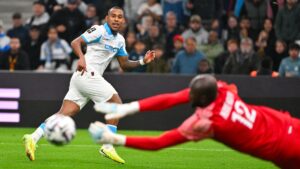 Marsella falla al minuto 96 y deja la cima en manos del PSG