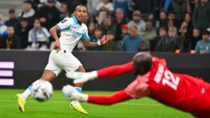 Marsella falla al minuto 96 y deja la cima en manos del PSG