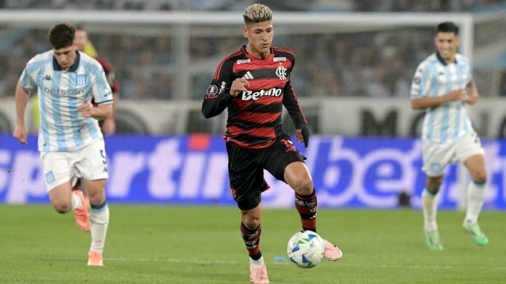 Jorge Carrascal jugando con Flamengo vs Racing / Foto por JUAN MABROMATA / AFP