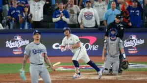 Alejandro Kirk, primer nacido en México con home run en Serie Mundial