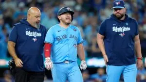 Alejandro Kirk, listo para el Juego 7 tras pelotazo en la mano