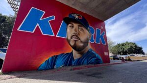 ¡Ídolo! El mural de Alejandro Kirk a pasos de la frontera entre Tijuana y Estados Unidos