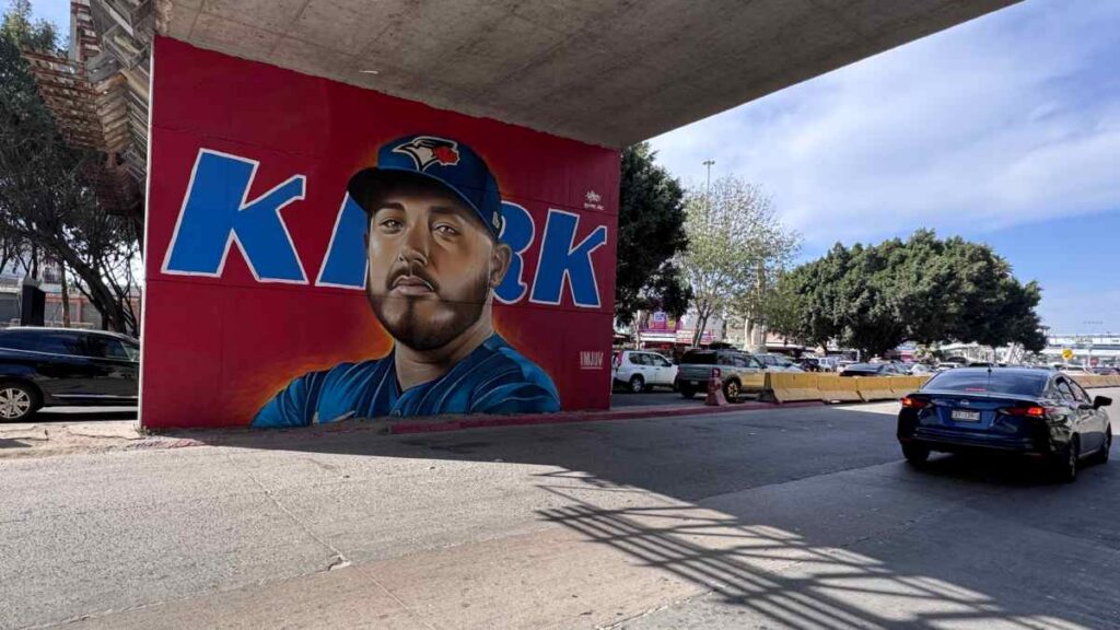 La garita de San Ysidro se observa a unos pasos del mural de Alejandro Kirk 