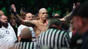 Alex Pereira acaba con Ankalaev y es nuevo campeón de los semipesados