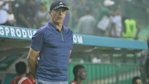 Alfredo Arias camina por un callejón sin salida