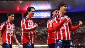 Armando González brilla con triplete para las Chivas en pleno Clásico Tapatío