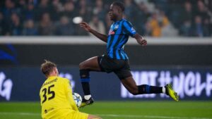 Atalanta deja ir una oportunidad de oro a empatar con el Slavia Praga