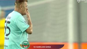 ¡Insólito! El dueño de un equipo rumano entró a jugar un partido a los 61 años