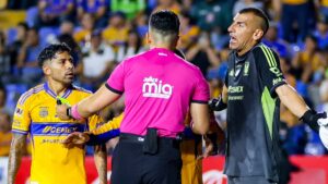 Auxiliar de Guido Pizarro denuncia perjuicio arbitral en el empate ante Cruz Azul
