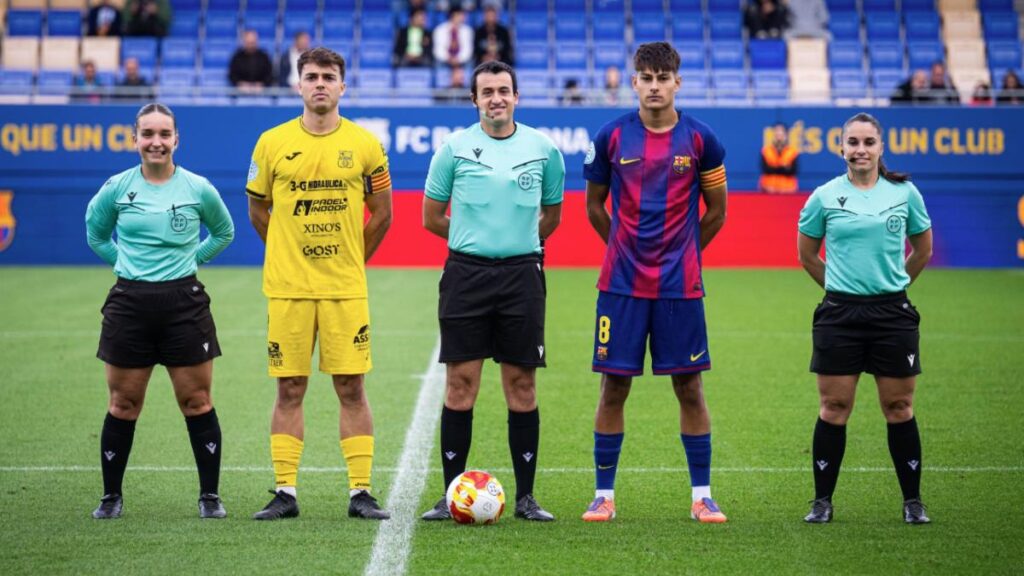 El partido entre Barcelona Atletic y Poblense vivió una situación inesperada tras la lesión del árbitro central y la búsqueda de su suplente