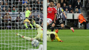 Newcastle mete al Benfica de Mourinho en un agujero negro… ¡con asistencia de su portero Nick Pope!