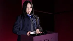 Billie Eilish lanza fuerte mensaje: “Si eres multimillonario, regala tu dinero”
