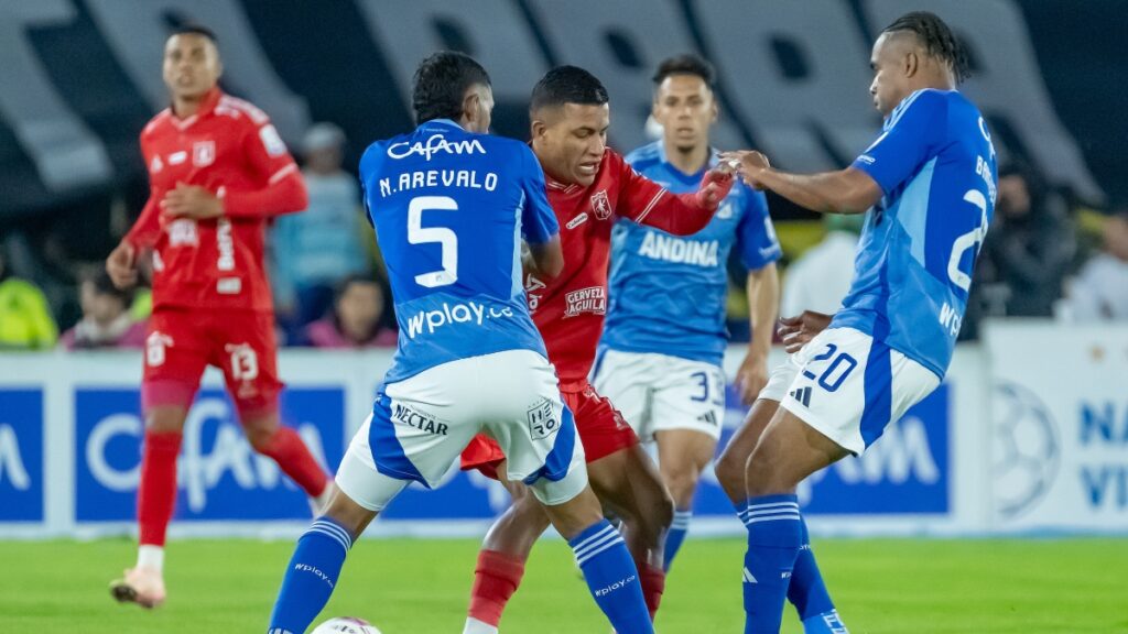Millonarios cometiendo una falta ante América de Cali / Vizzor