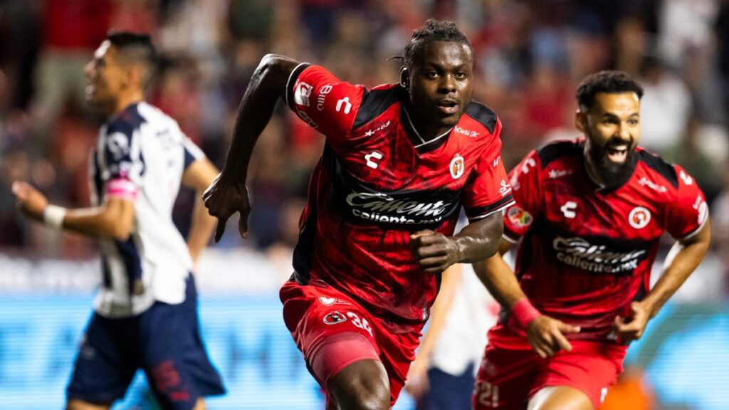 Frank Boya en festejo de gol