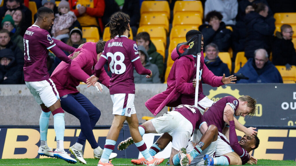 Jugadores del Burnley celebran un gol. - Peter Cziborra, Reuters.