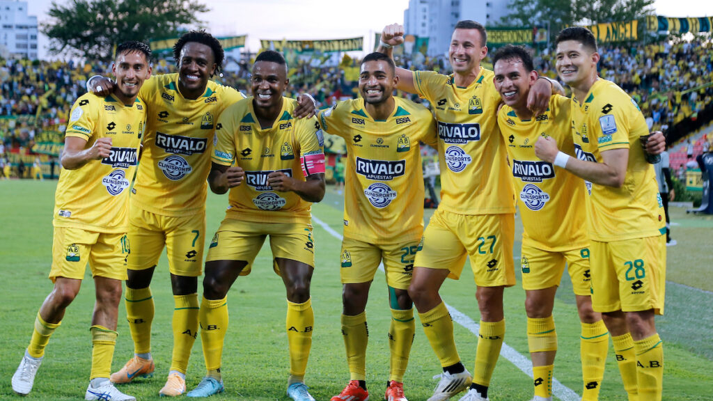 Jugadores de Atlético Bucaramanga celebran un gol. - Vizzor Image.