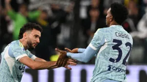 Una lesión destroza la ilusión: Juan Cabal sale entre lágrimas en la visita de Juventus al Villarreal