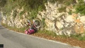 Richard Carapaz abandona el Giro de Lombardía tras sufrir una dura caída