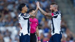 Carlos Salcedo hace su debut con Monterrey tras nueve meses de ausencia