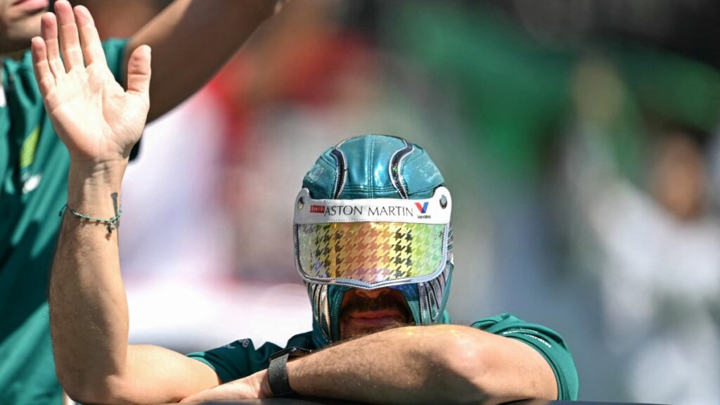 Y los pilotos también se unieron al color. La temática de Día de Muertos también se hizo presente. El personal que laboró, también puso el color. Los pilotos también se unieron a la fiesta. ALFREDO ESTRELLA / AFP