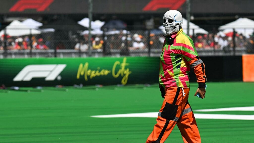 La temática de Día de Muertos también se hizo presente. El personal que laboró, también puso el color. Los pilotos también se unieron a la fiesta. ALFREDO ESTRELLA / AFP