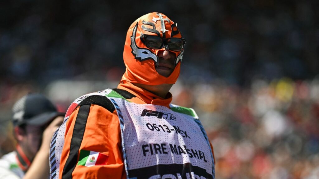 El personal que laboró, también puso el color. Los pilotos también se unieron a la fiesta. ALFREDO ESTRELLA / AFP