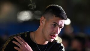 César Montes anota y le da el empate al Lokomotiv ante Akron Tolyatti