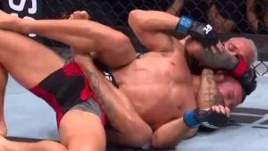 Charles Oliveira vuelve a lo grande con una sumisión ante Mateusz Gamrot