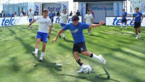 ¡Hat-trick! Checo Pérez se luce con tres goles a Oswaldo Sánchez en De la Pista a la Cancha