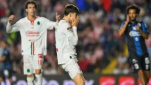 Querétaro acaba con el buen momento de Chivas y aprieta la pelea por el Play In