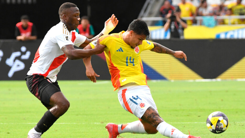 Luis Advíncula y Juan Camilo ‘Cucho’ Hernández. - Vizzor Image.
