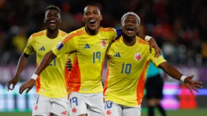 Colombia deja escapar el triunfo ante Nigeria, pero termina líder de su grupo… ¡por una amarilla!
