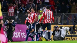 ¡Con suspenso! Aguirre sobre el final y un penal fallado le dan a Chivas su tercer triunfo consecutivo