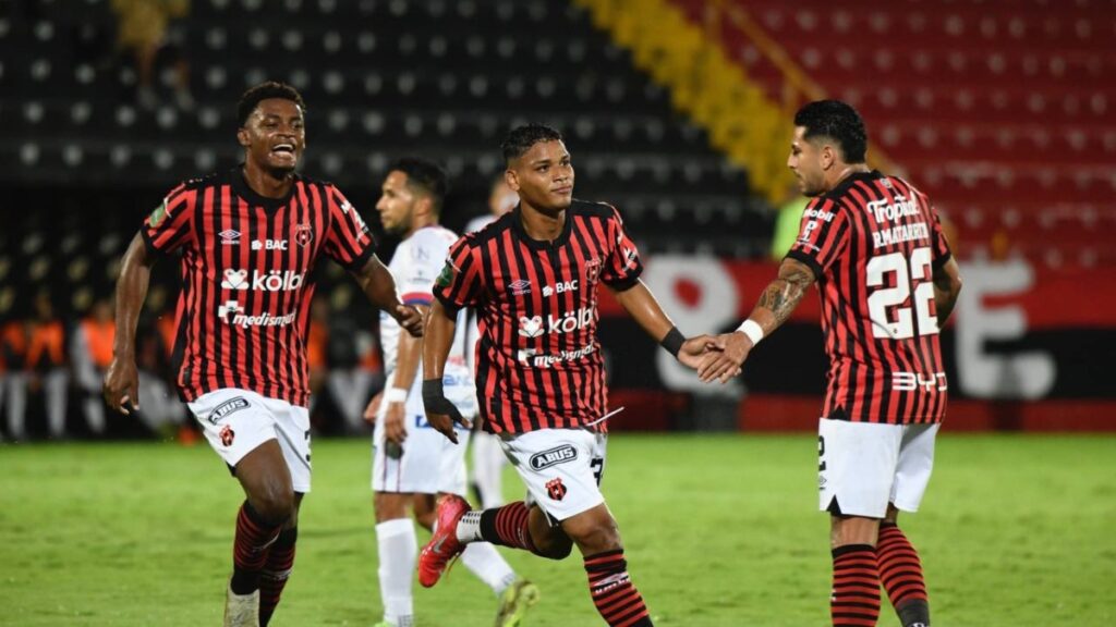 Creichel Pérez fue uno de los futbolistas sancionados en Alajuelense | @ldacr