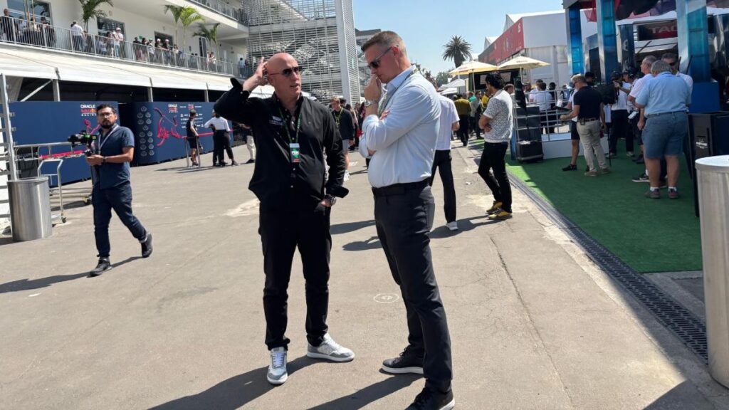 La escudería Cadillac, próximo equipo de Checo Pérez, está presente en el GP de México con su director ejecutivo Dan Towriss