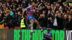 Daniel Muñoz y Mateta no dejan festejar a Bournemouth