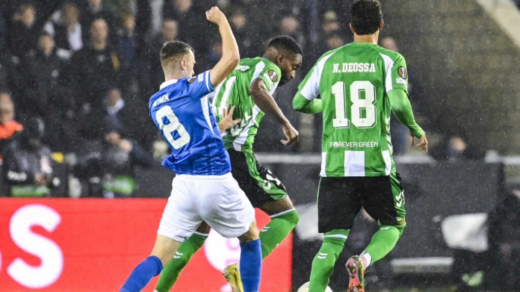Una acción de juego del colombiano ante el Genk. AFP