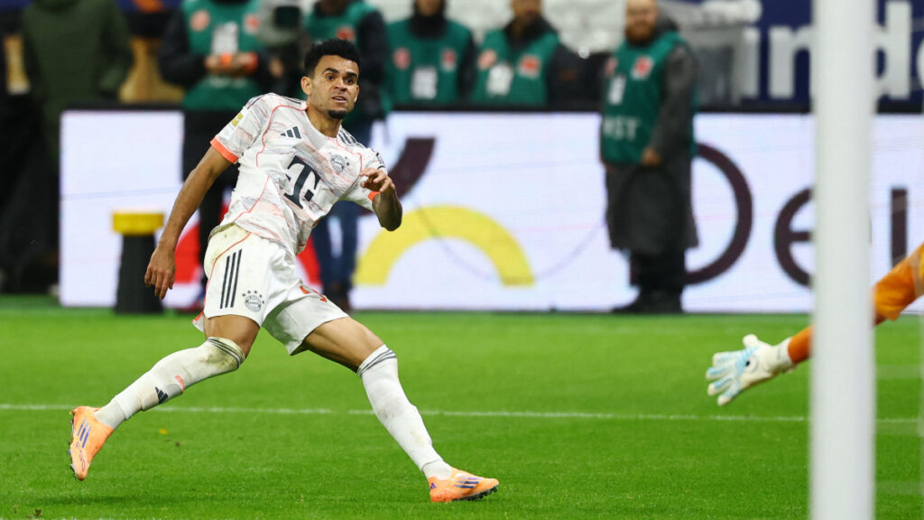 Luis Díaz, en acción con el Bayern. - Kai Pfaffenbach, Reuters.