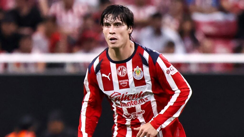 Diego Campillo, futbolista de Chivas, sufre fractura