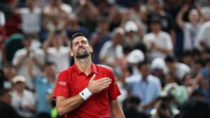 Djokovic supera lesiones y humedad extrema para avanzar a cuartos de final en Shanghái