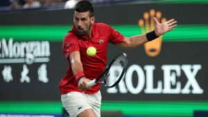 Djokovic impone experiencia ante Cilic en un duelo histórico en Shanghái