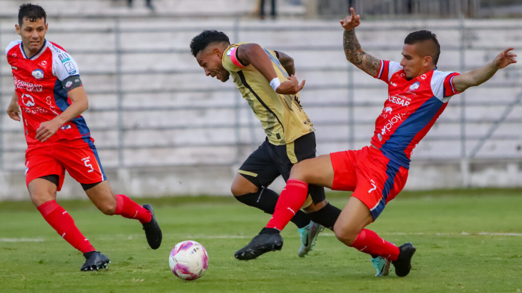 Wilson Morelo y Jaír Castillo disputan la pelota. - Vizzor Image.